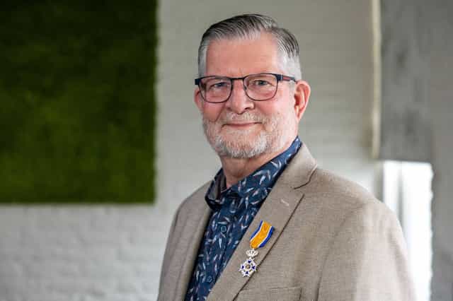 Ad Bax ontvangt een lintje voor zijn inzet, Copyright Roel van der Aa / Pix4Profs